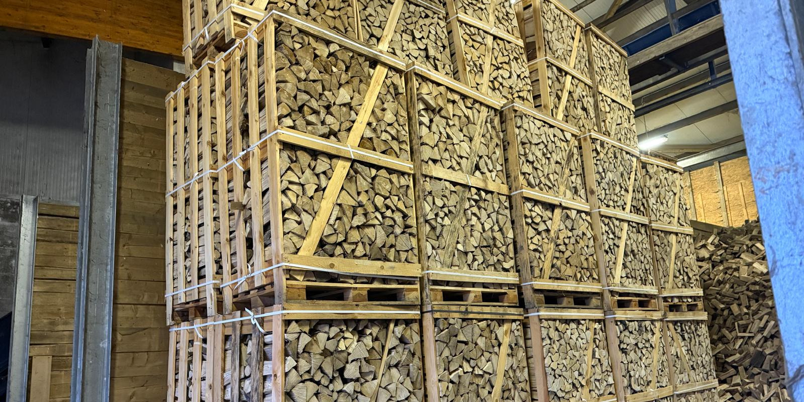 Kaminholz auf Palette aufgestapelt im Lager.